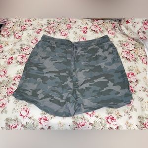 Universal Thread camouflage shorts Large